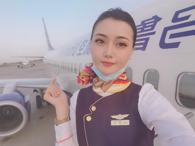 乌鲁木齐航空乘务员娜迪热·依米提：空中绽放的民族之花