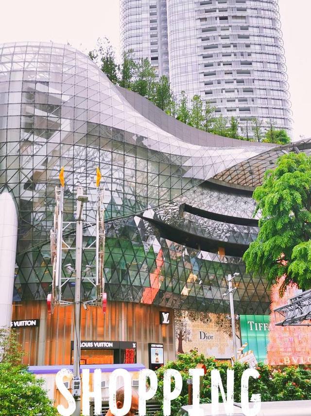 新加坡购物天堂.乌节路  新加坡作为国际都市，也是一个血拼一族可以到处买买买的大买场。乌节路就是这个大买场的精华所在。  乌节路（Orchard Road）在新加坡中心地带，坐地铁红线可到Orchar