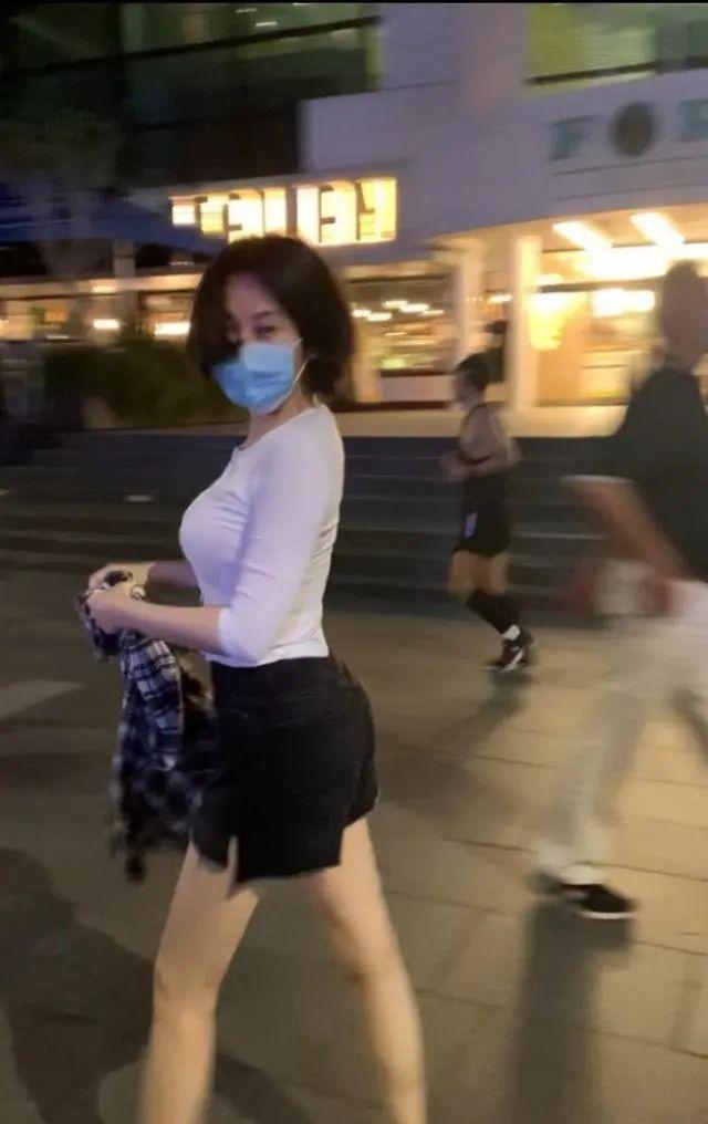 许晴都51岁的人了，穿搭凸显火辣身材！ 网友：说她20我都信