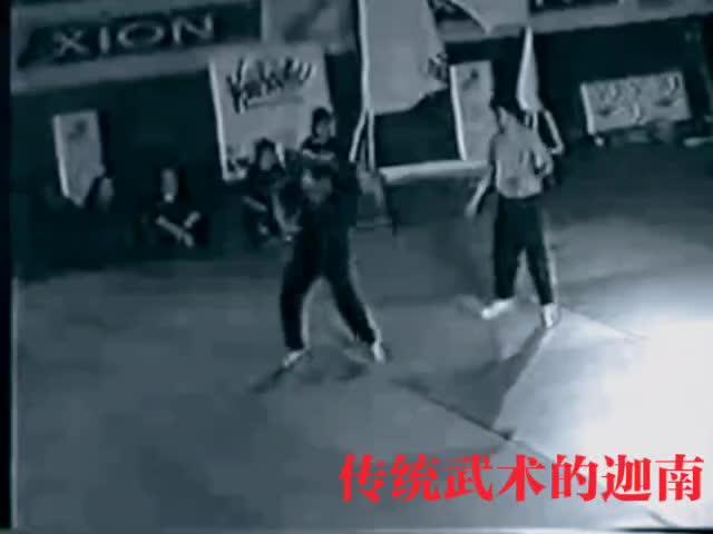 「比武视频」1982年擂台赛，太极拳VS少林拳，太极拳赢得冠军
