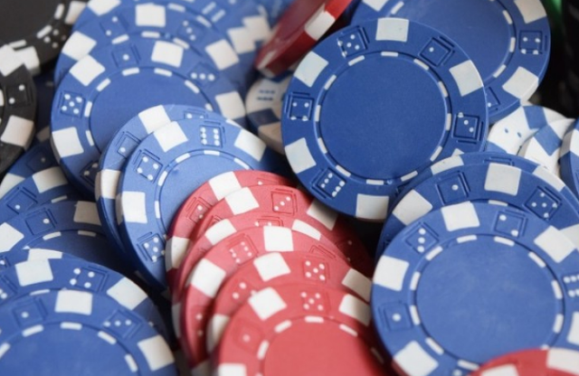 高科技赌场抵不过土方法，三男子用双面胶粘走几十万筹码