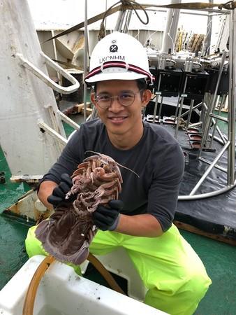 印尼外海发现「新品种海蟑螂」！　14只脚、体长50cm酷似「黑武士」