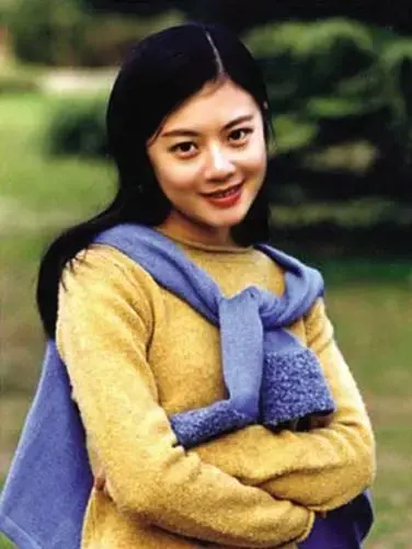 辞职央视、远嫁英国、生龙凤混血儿的前央视才女姜丰，如今啥光景