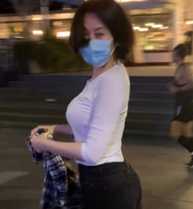 许晴夜间锻炼身体被偶遇，白色小衫身材似少女，保养真的很重要