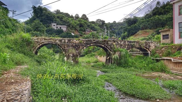 群山怀抱的澄坑村，漂亮的古屋保留着历史的烙印，古桥静卧小溪上