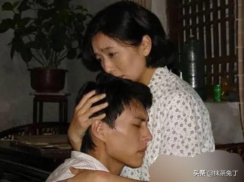 靳东:两次爱上二婚女人，家人极力反对，他却说二婚女人是个宝