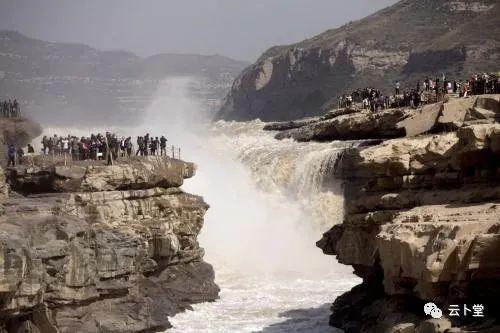 毛泽东在韦国清的陪同下接见了随营学校学员
