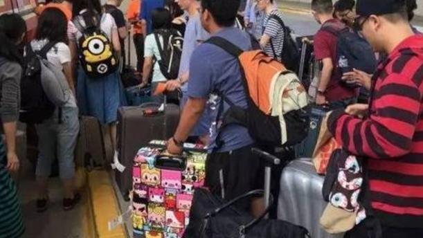 加拿大华裔学生在新加坡留学被曝光，黉舍欠她1部分滞纳金