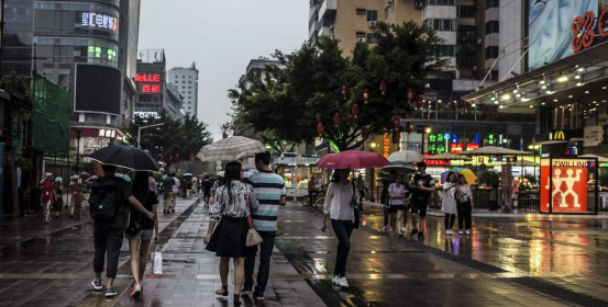 英国美女在中国游玩，回去和朋友哭诉：中国人的“把”太奇怪