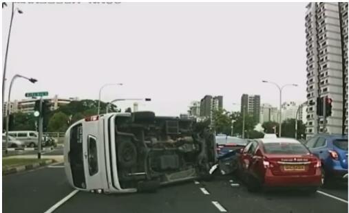 惊魂未定！新加坡一校车因车祸翻覆，校车遭网友质疑
