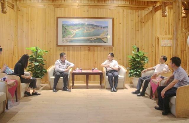 彭水县委书记钱建超会见新加坡驻成都总领事陈子勤