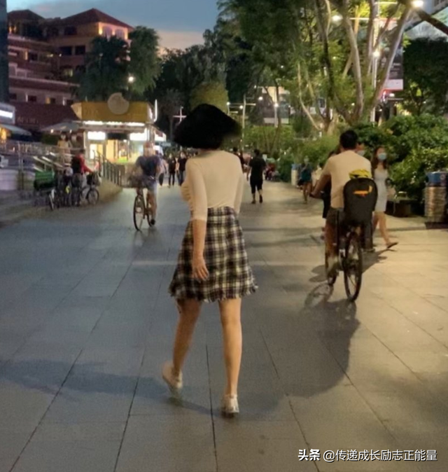 许晴夜走锻炼被偶遇，身材前凸后翘，她一直就是美出了新高度