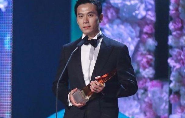 他在新加坡大红，因不放弃国籍回国跑龙套，值得敬佩