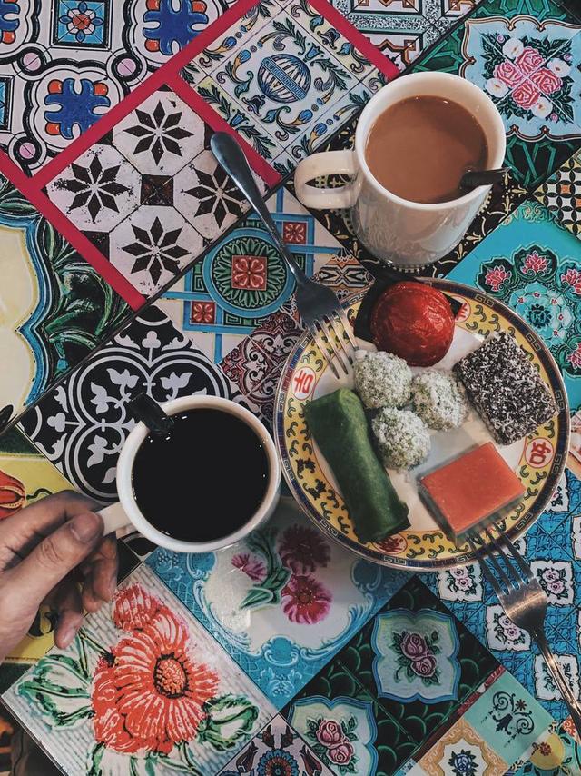 | 新加坡音乐盒主题咖啡馆 在Telok Ayer这条街上除了各种文艺的咖啡店外，还有一个百年的宗教寺庙【天福宫】，而在天福宫隔壁就是新加坡最早的华文义校【崇文阁】，【Chong Wen Ge Caf