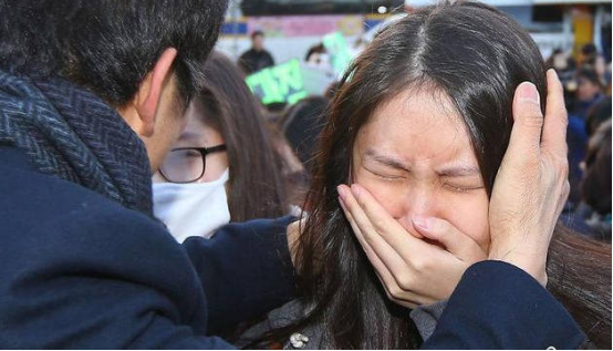 女儿嫁到中国6年之久，新加坡老丈人思女心切来中国，瞬间泪崩