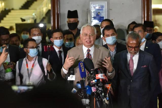 家中搜出18亿元财物，马来西亚前总理被判12年监禁，罚金3.5亿