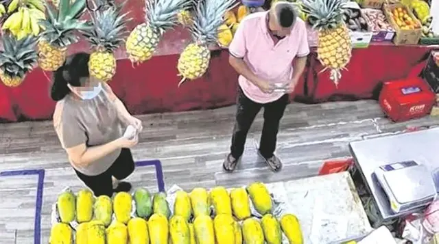 把妹泡妞套路还得看新加坡阿叔！拿老板钱做人情最终还是被抓
