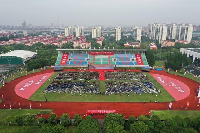 上海交大双语直播云端毕业典礼，万余名毕业生挥别母校乘风破浪，70余万人在线祝福