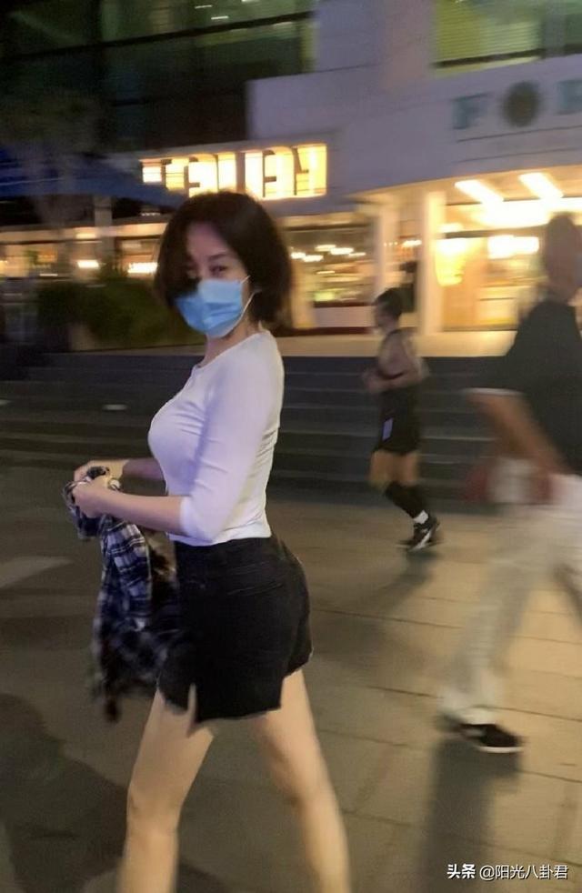 51岁许晴街头被偶遇，前凸后翘身材太绝了，比郑爽状态好太多