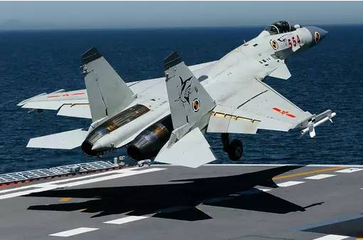 “飞鲨”与“闪电”之争，歼15该如何应对F35的威胁？出路在哪？