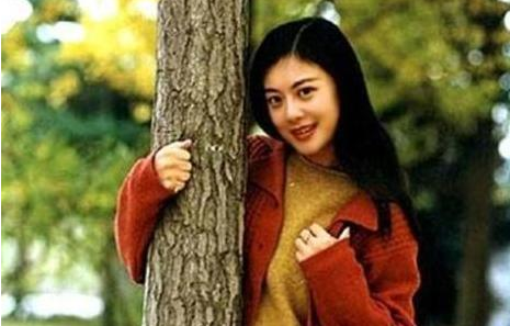 她是央视著名主持人，巅峰时加入英国国籍，离婚后回国复出捞金