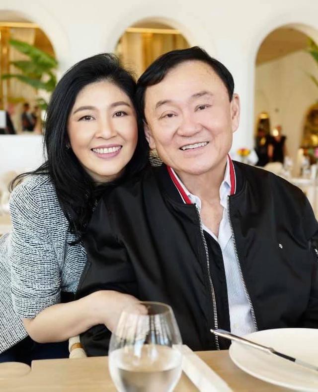 泰国前总理英拉与他信开心合影，祝哥生日快乐，他信女儿想念父亲