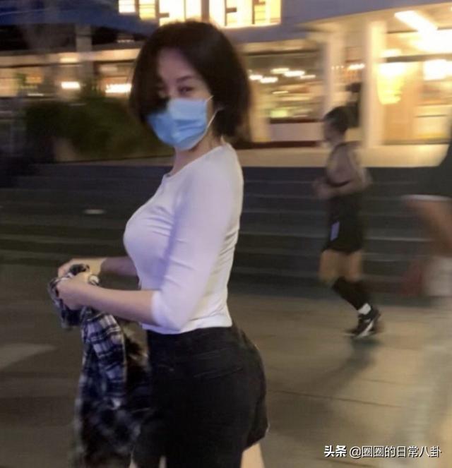 许晴在新加坡散步被网友偶遇，51岁活得像20岁的少女公主