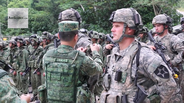 美国陆军和新加坡武装部队在城市战，丛林行动中