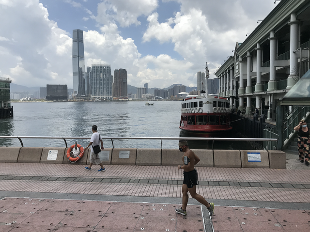 疫情下的香港：不到1月新增1800例，赌王女儿餐馆入不敷出歇业，有清洁工在垃圾回收站用餐