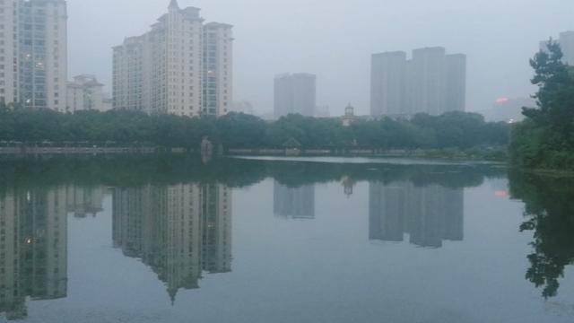 这个小区的人工湖面积全市第一，实拍合肥新加坡花园城夏日湖景