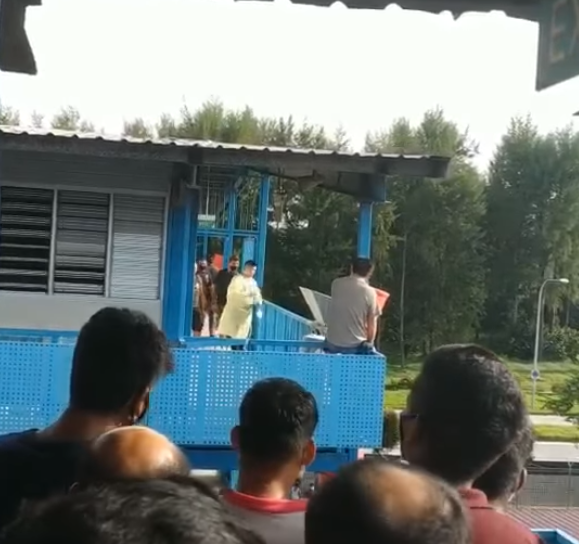 中国工人被困新加坡，买好机票遭雇主扣押护照，情绪崩溃欲跳4楼