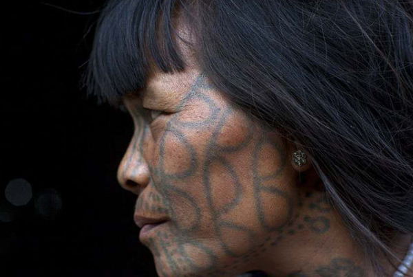 缅甸最“神秘”部落，十二四岁便在脸上纹东西，并以此为美