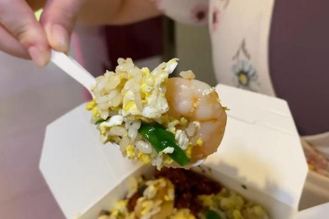 新加坡美食广场，海鲜炒饭，速度快味道也不错