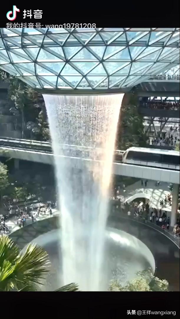 全球最大室内瀑布，新加坡星耀樟宜国际机场