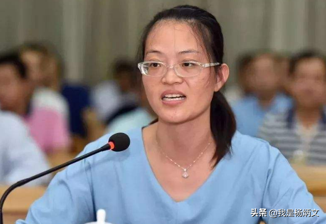 她缘于对教学的热爱，在岗位上坚持几十年，发挥最好榜样力量