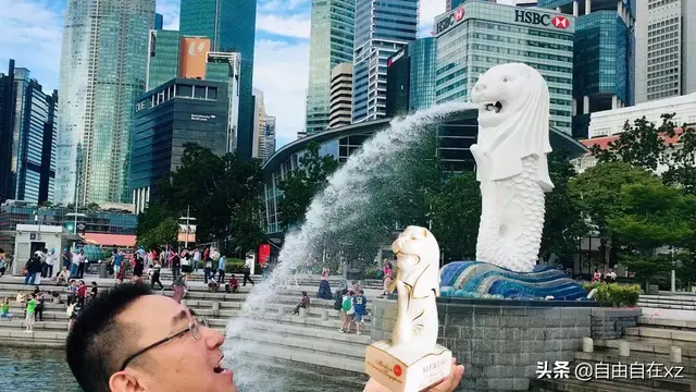 “接水纳福”，鱼尾狮一个不存在得动物竟然成了新加坡国家形象。