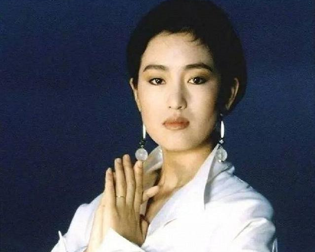 1995年，巩俐被张艺谋"捉奸在床"，随后转身嫁新加坡富豪