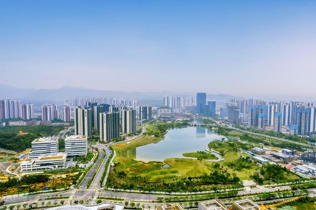 知识城建设十年蝶变 中新二期合作乘势腾飞，知识城国际科技中心启用，推动高端科技创新平台集聚落地