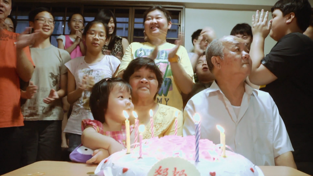 家 新加坡组屋：子女各自成家立业，给卓家增添更多子孙