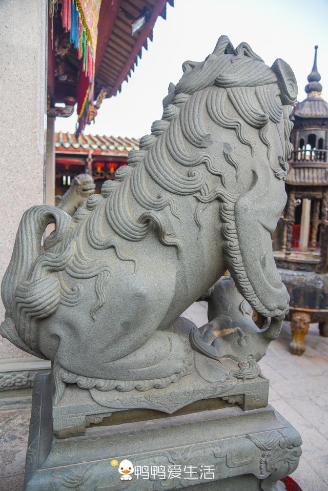 石狮永宁卫城隍庙内有独特石狮子，“脚踩”LV，游客啧啧称奇