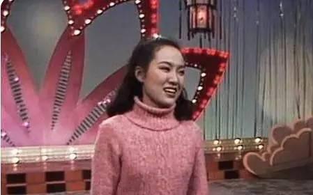 一夜爆红远嫁美国到离婚回国，唱《牧羊曲》的郑绪岚如今怎么样了