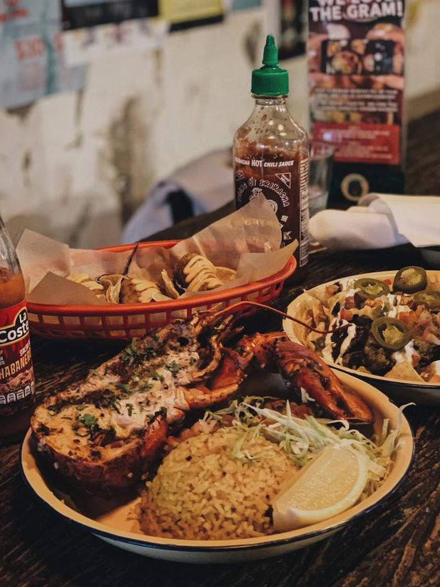 新加坡美食| 寻梦环游记风情的墨西哥餐厅 今天要推荐的是一家隐藏在小印度的墨西哥餐厅【Chimichanga Mexican Restaurant Bar】，餐厅主打的各式各样的墨西哥美食充满了异国风