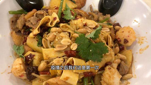 疫情后、新加坡解封第一次外出吃饭，还是最想吃中餐的麻辣香锅！