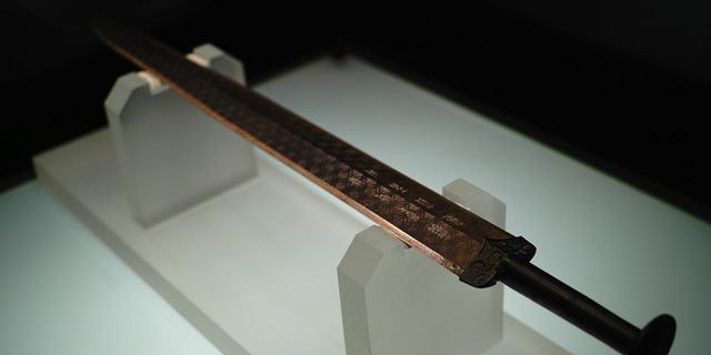 越王剑出土时“滴血认主”，新加坡借去展览后，文物被严重损坏