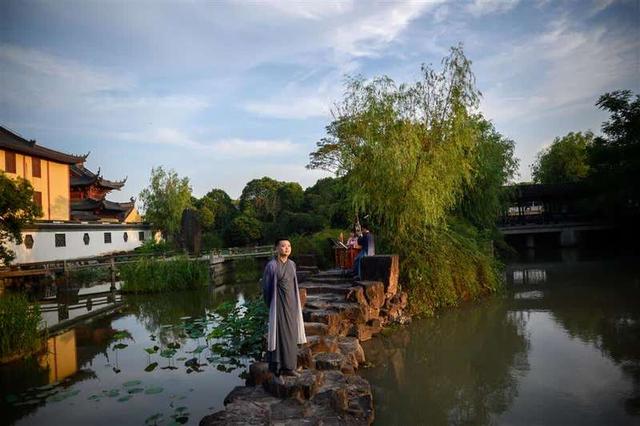 如果《三十而已》王漫妮没离开家乡，她大概会来这里过七夕