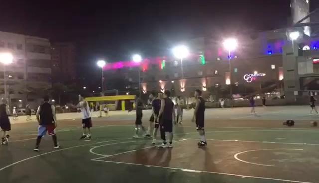 灯光下的新加坡野球场等你一战