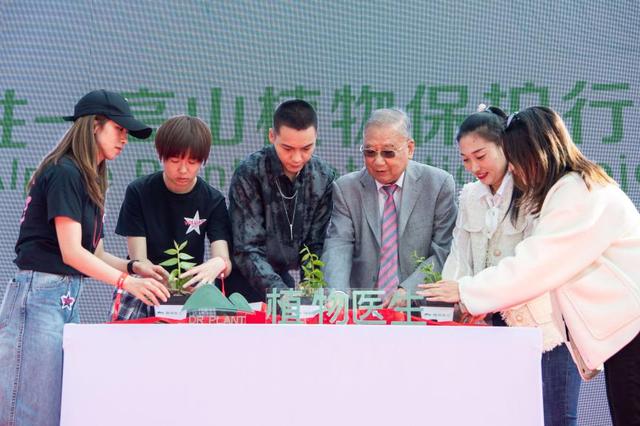 甜蜜七夕浪漫好礼 与陈伟霆一起pick植物医生石斛兰系列