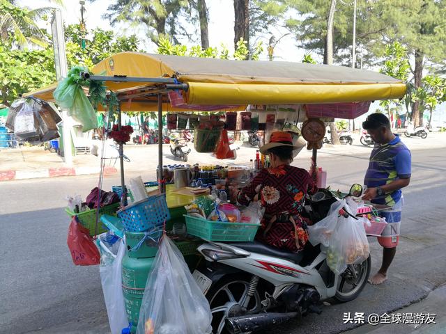 两个外国人在泰国偶遇，看看美国青年对中国了解多少？