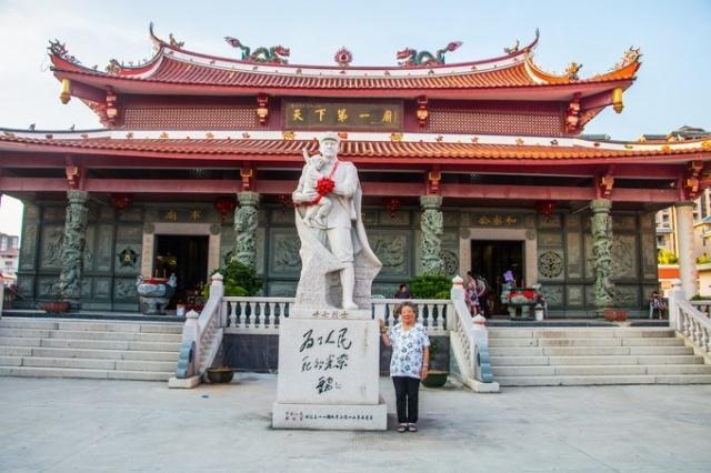 我国最特殊的寺庙，被誉为“天下第一奇庙”，是由新加坡归侨建造