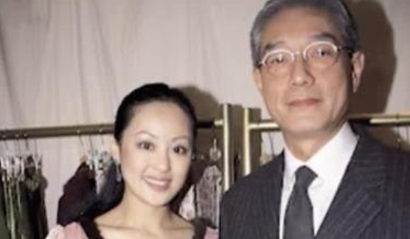 闪婚钟镇涛，又和陈曜旻出入密切，搞垮两个男人的她真的拜金吗？